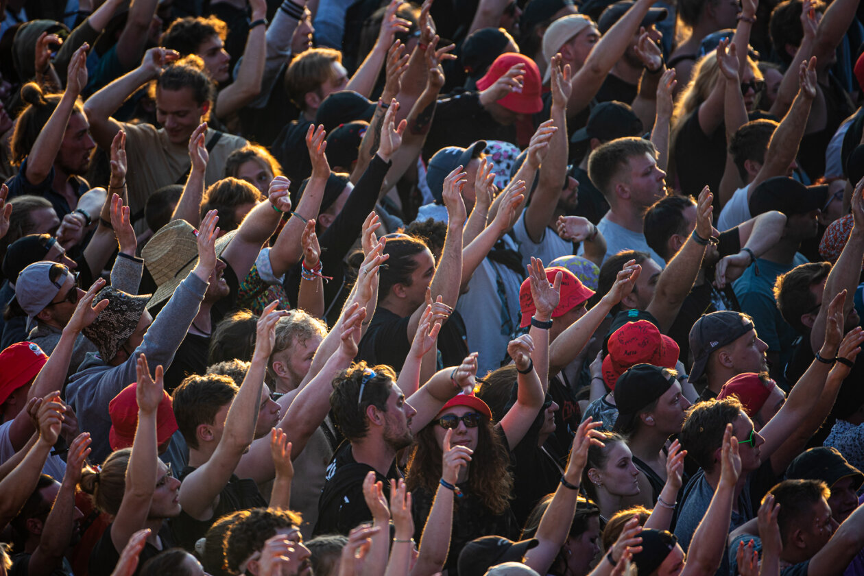 Blendende Aussichten: Foo Fighters, Die Toten Hosen, Kings Of Leon, Meshuggah, Apache 207, Architects u.v.a. rocken - und das Wetter spielt mit. – Raise your hands!
