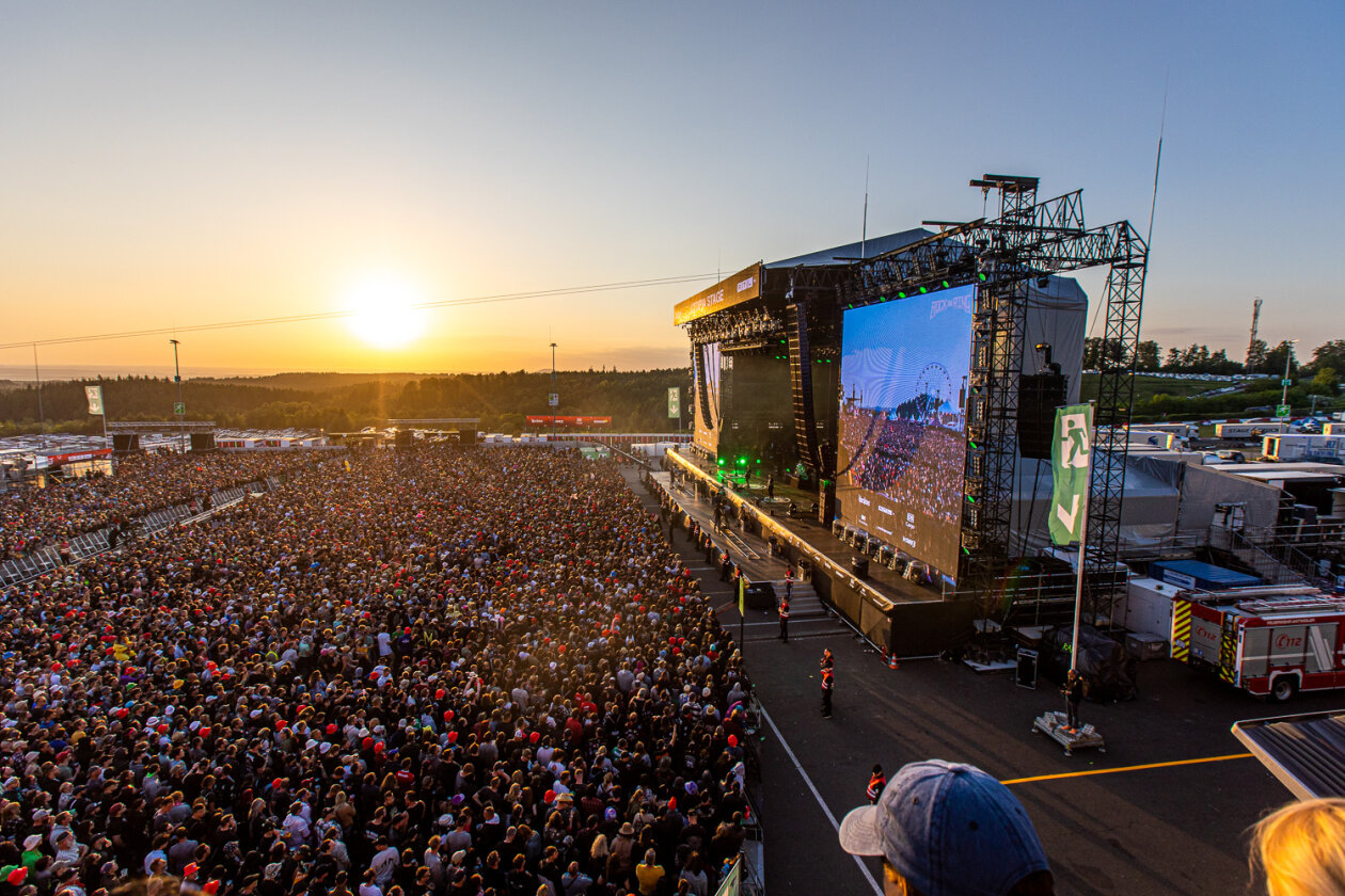 Blendende Aussichten: Foo Fighters, Die Toten Hosen, Kings Of Leon, Meshuggah, Apache 207, Architects u.v.a. rocken - und das Wetter spielt mit. – Der Sonnenuntergang in der Eifel.