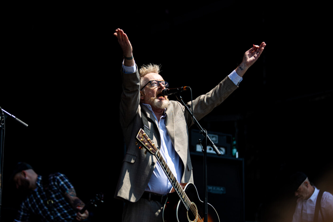 Blendende Aussichten: Foo Fighters, Die Toten Hosen, Kings Of Leon, Meshuggah, Apache 207, Architects u.v.a. rocken - und das Wetter spielt mit. – Und starten ins Festival mit Flogging Molly.