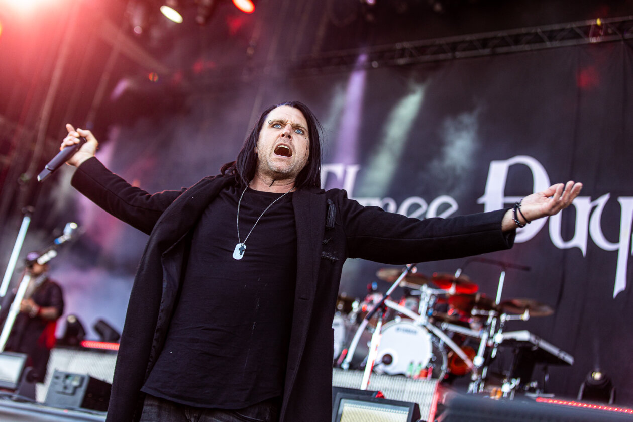 Blendende Aussichten: Foo Fighters, Die Toten Hosen, Kings Of Leon, Meshuggah, Apache 207, Architects u.v.a. rocken - und das Wetter spielt mit. – Three Days Grace.