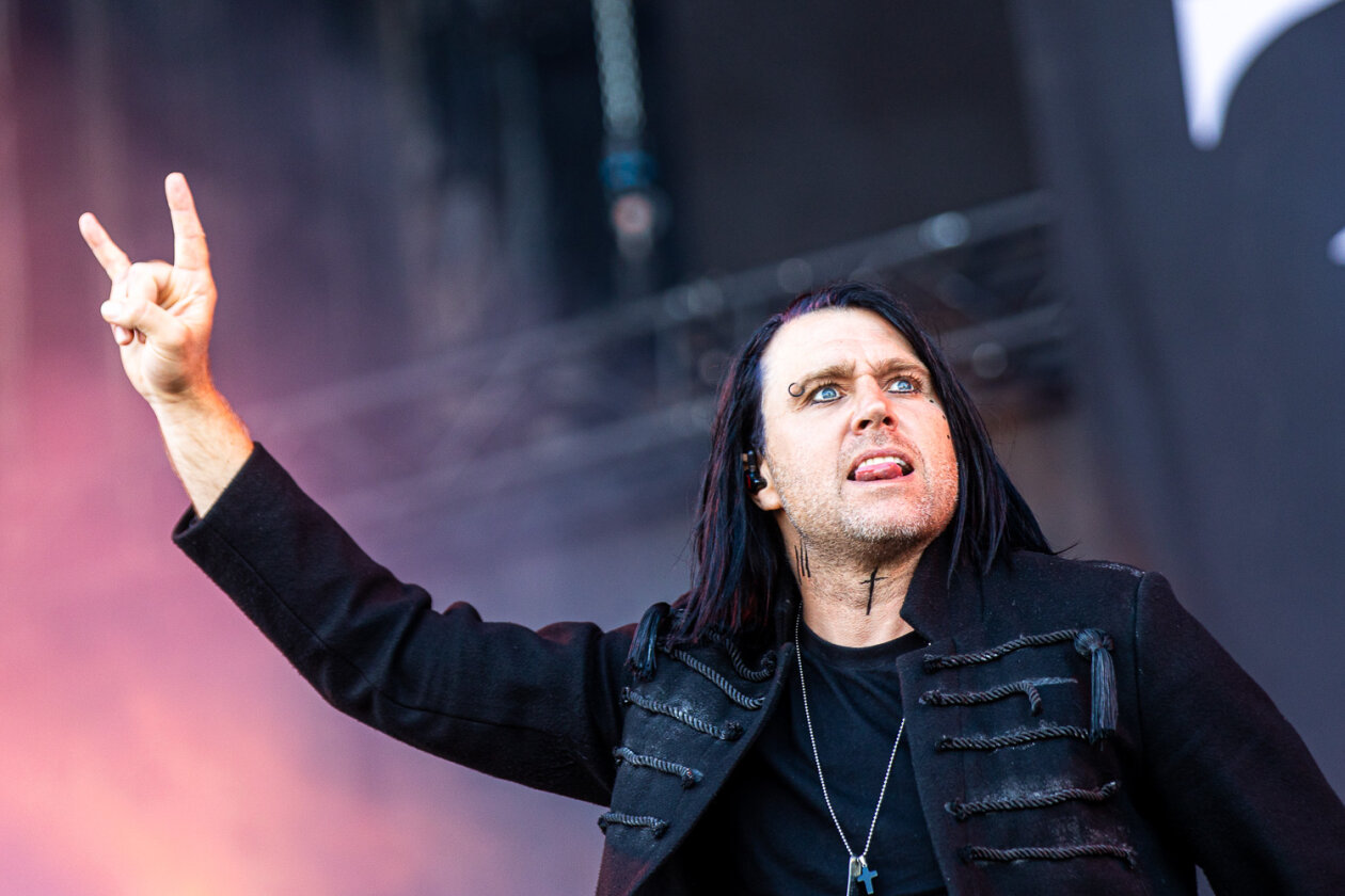 Blendende Aussichten: Foo Fighters, Die Toten Hosen, Kings Of Leon, Meshuggah, Apache 207, Architects u.v.a. rocken - und das Wetter spielt mit. – Three Days Grace.