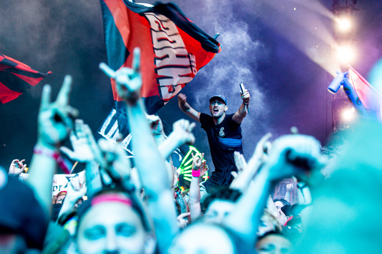 Blendende Aussichten: Foo Fighters, Die Toten Hosen, Kings Of Leon, Meshuggah, Apache 207, Architects u.v.a. rocken - und das Wetter spielt mit. – Die Toten Hosen.