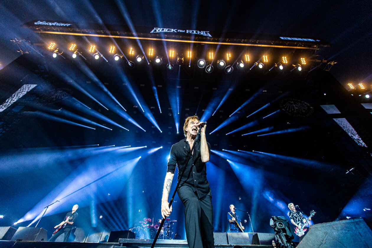Blendende Aussichten: Foo Fighters, Die Toten Hosen, Kings Of Leon, Meshuggah, Apache 207, Architects u.v.a. rocken - und das Wetter spielt mit. – Die Toten Hosen.