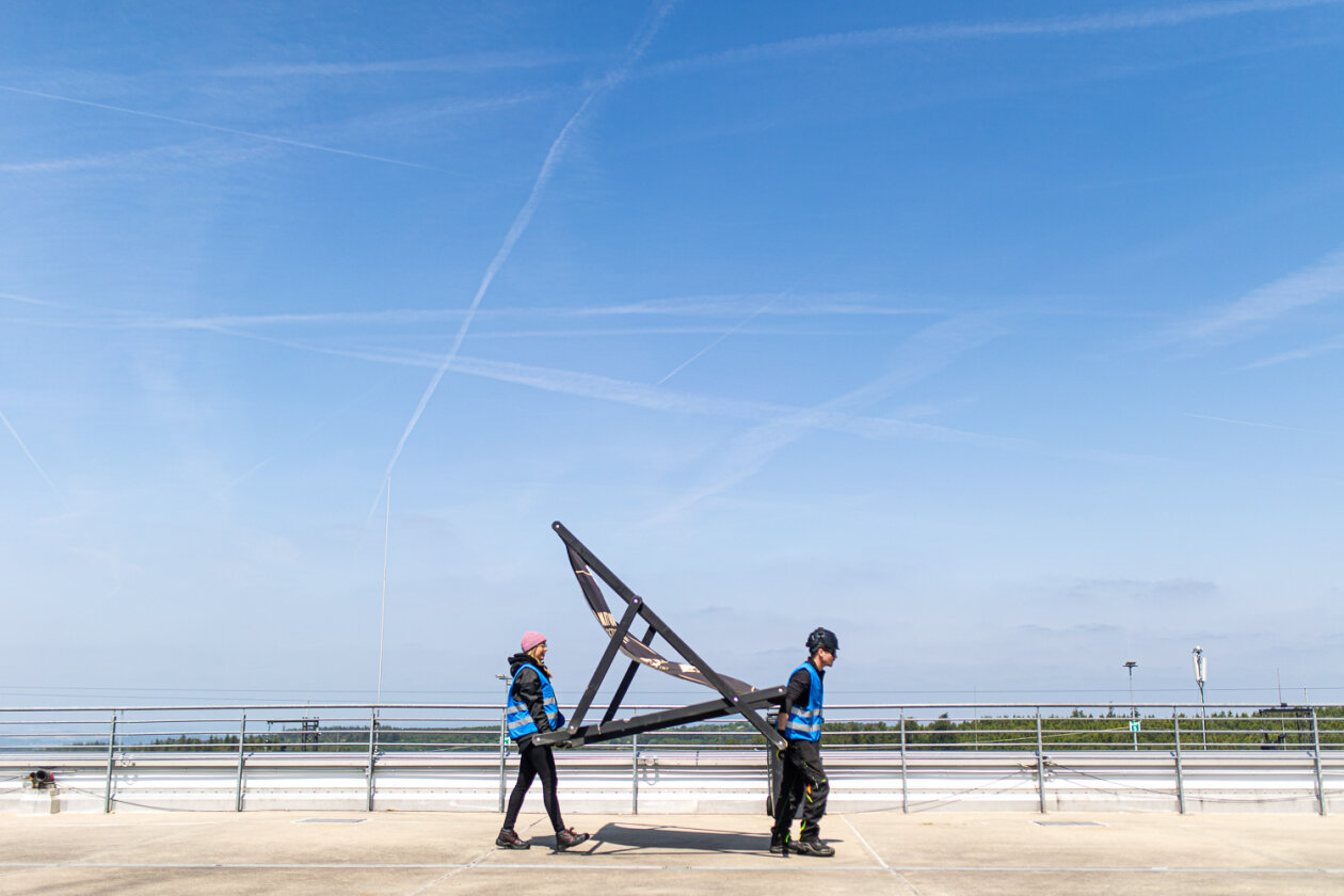 Blendende Aussichten: Foo Fighters, Die Toten Hosen, Kings Of Leon, Meshuggah, Apache 207, Architects u.v.a. rocken - und das Wetter spielt mit. – Während die letzten Stühle in Ordnung gebracht werden ...
