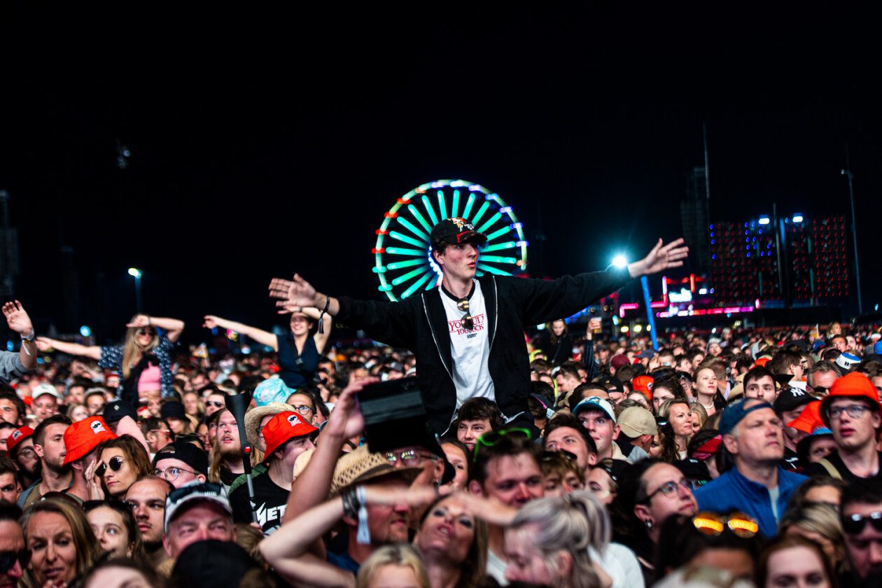 Blendende Aussichten: Foo Fighters, Die Toten Hosen, Kings Of Leon, Meshuggah, Apache 207, Architects u.v.a. rocken - und das Wetter spielt mit. – Warten auf Kings Of Leon.
