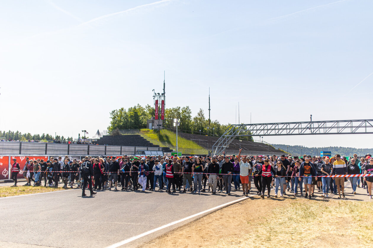 Blendende Aussichten: Foo Fighters, Die Toten Hosen, Kings Of Leon, Meshuggah, Apache 207, Architects u.v.a. rocken - und das Wetter spielt mit. – ... warten die Besucher auf den Einlass.