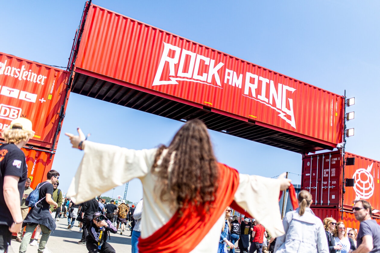 Blendende Aussichten: Foo Fighters, Die Toten Hosen, Kings Of Leon, Meshuggah, Apache 207, Architects u.v.a. rocken - und das Wetter spielt mit. – Wenn Jesus da ist, kann nix schief gehen.