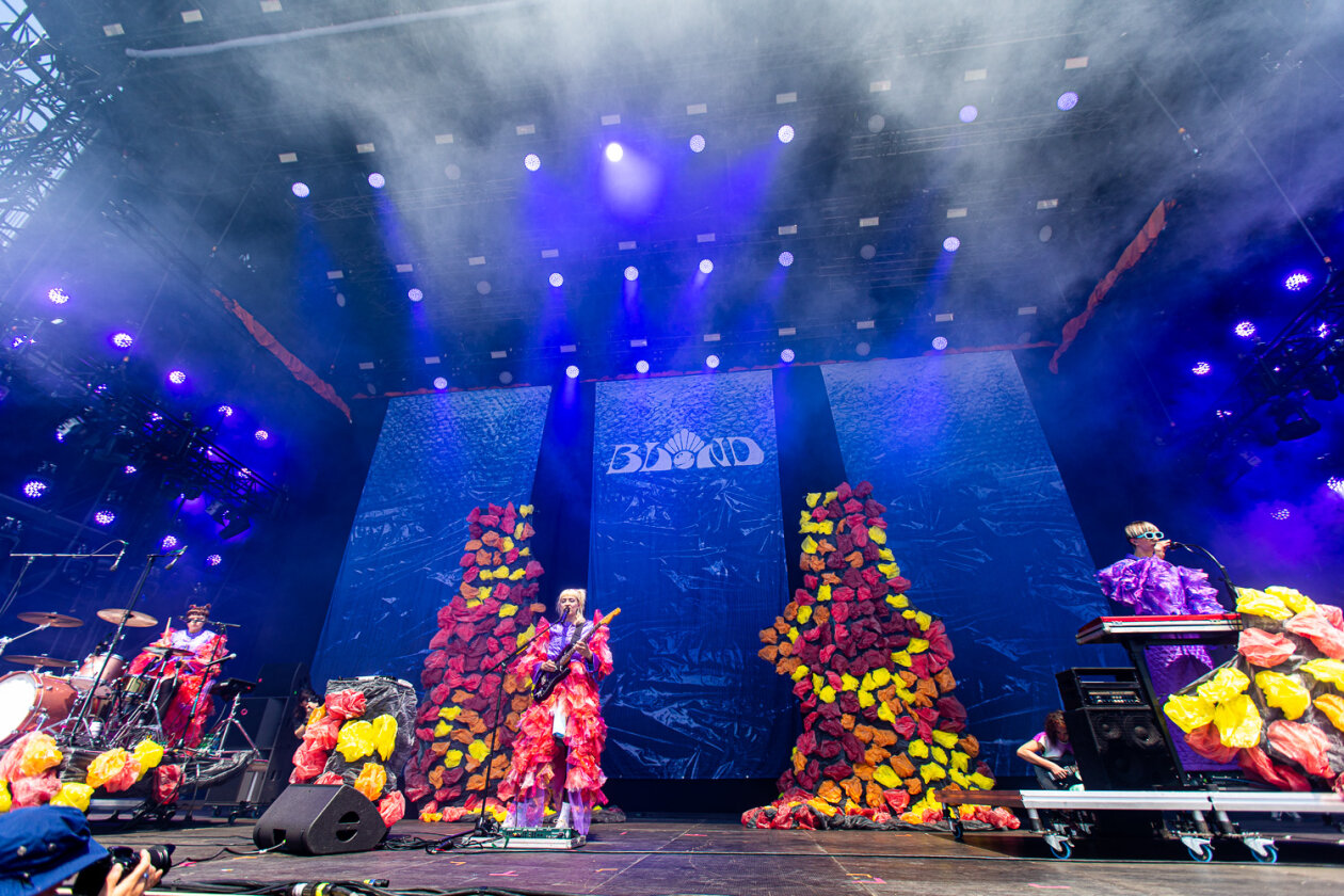 Blendende Aussichten: Foo Fighters, Die Toten Hosen, Kings Of Leon, Meshuggah, Apache 207, Architects u.v.a. rocken - und das Wetter spielt mit. – Wir starten den Samstag mit: Blond!