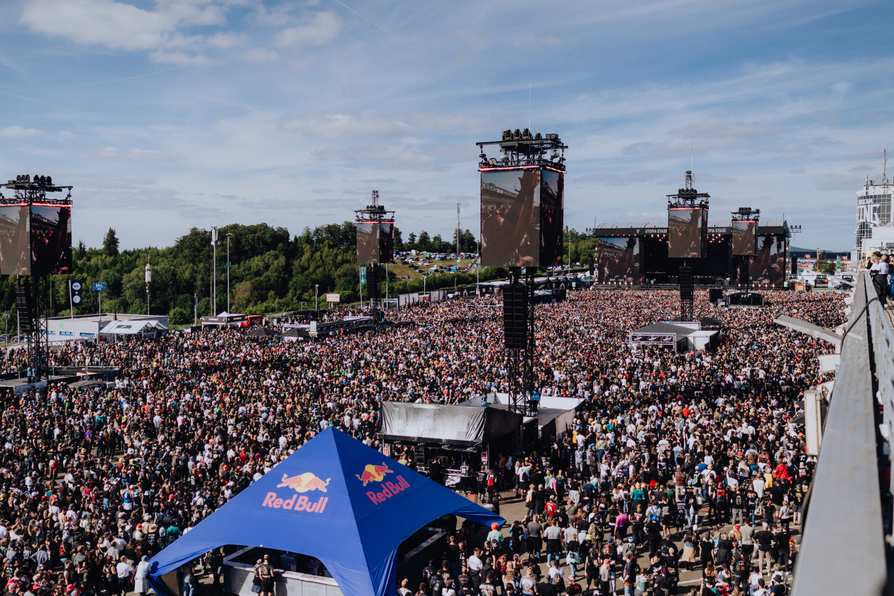 90.000 Fans und das Gelände ist brechend voll:  Volbeat, Electric Callboy, Papa Roach, Marteria, Within Temptation, Mastodon u.v.a. – Auf dem Dach über dem Eifel-Festival.