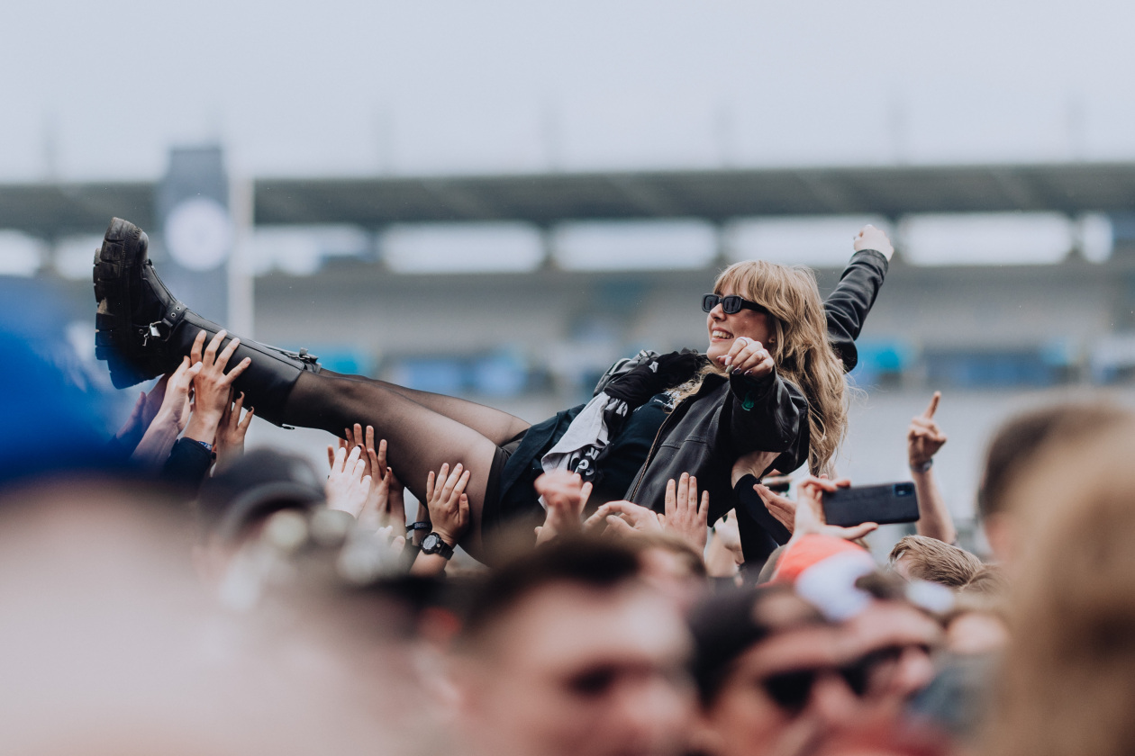 90.000 Fans und das Gelände ist brechend voll:  Volbeat, Electric Callboy, Papa Roach, Marteria, Within Temptation, Mastodon u.v.a. – Auf Händen getragen.