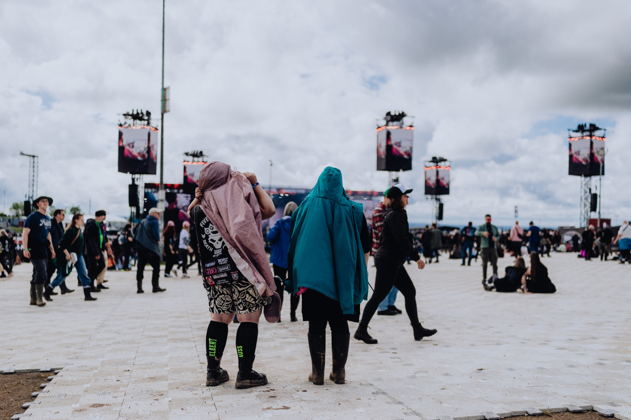 90.000 Fans und das Gelände ist brechend voll:  Volbeat, Electric Callboy, Papa Roach, Marteria, Within Temptation, Mastodon u.v.a. – Bereit für jedes Wetter. 