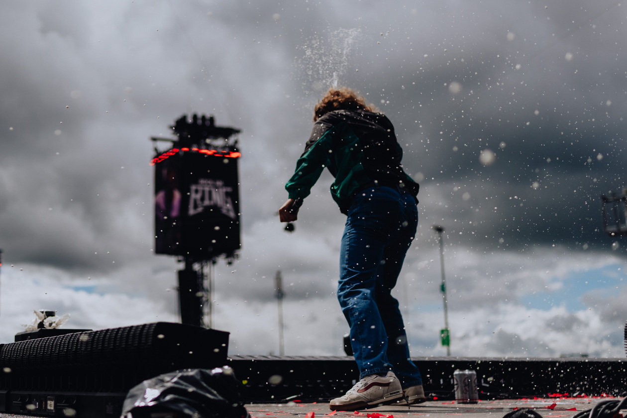 90.000 Fans und das Gelände ist brechend voll:  Volbeat, Electric Callboy, Papa Roach, Marteria, Within Temptation, Mastodon u.v.a. – Bierdusche inklusive.