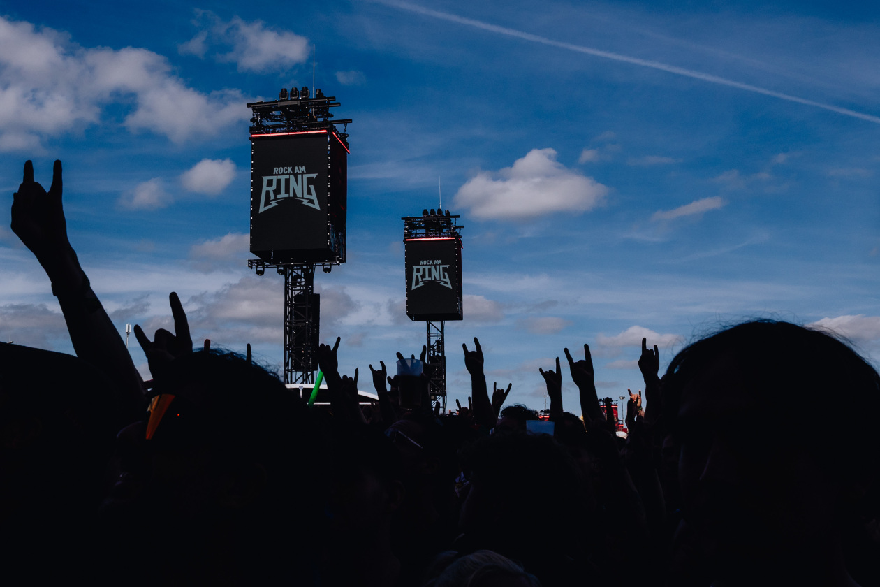 90.000 Fans und das Gelände ist brechend voll:  Volbeat, Electric Callboy, Papa Roach, Marteria, Within Temptation, Mastodon u.v.a. – Blauer Himmel.