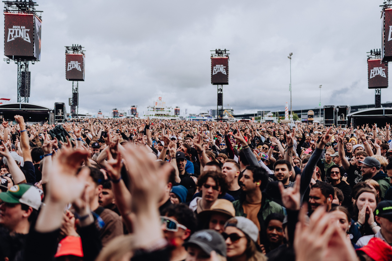 90.000 Fans und das Gelände ist brechend voll:  Volbeat, Electric Callboy, Papa Roach, Marteria, Within Temptation, Mastodon u.v.a. – Eher wolkig. 