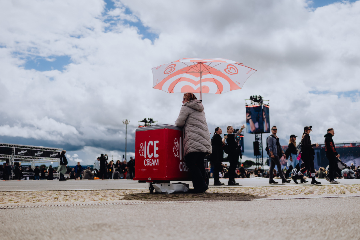 90.000 Fans und das Gelände ist brechend voll:  Volbeat, Electric Callboy, Papa Roach, Marteria, Within Temptation, Mastodon u.v.a. – ... und ein Eis bitte.