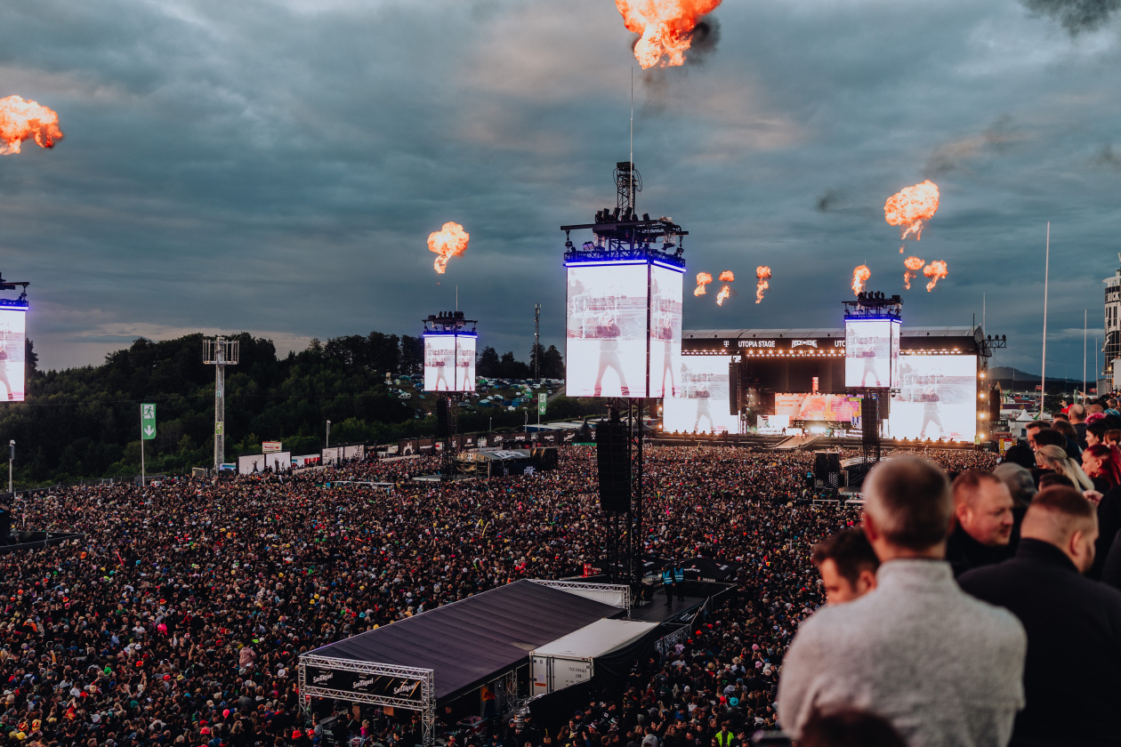 90.000 Fans und das Gelände ist brechend voll:  Volbeat, Electric Callboy, Papa Roach, Marteria, Within Temptation, Mastodon u.v.a. – Feuer von oben.