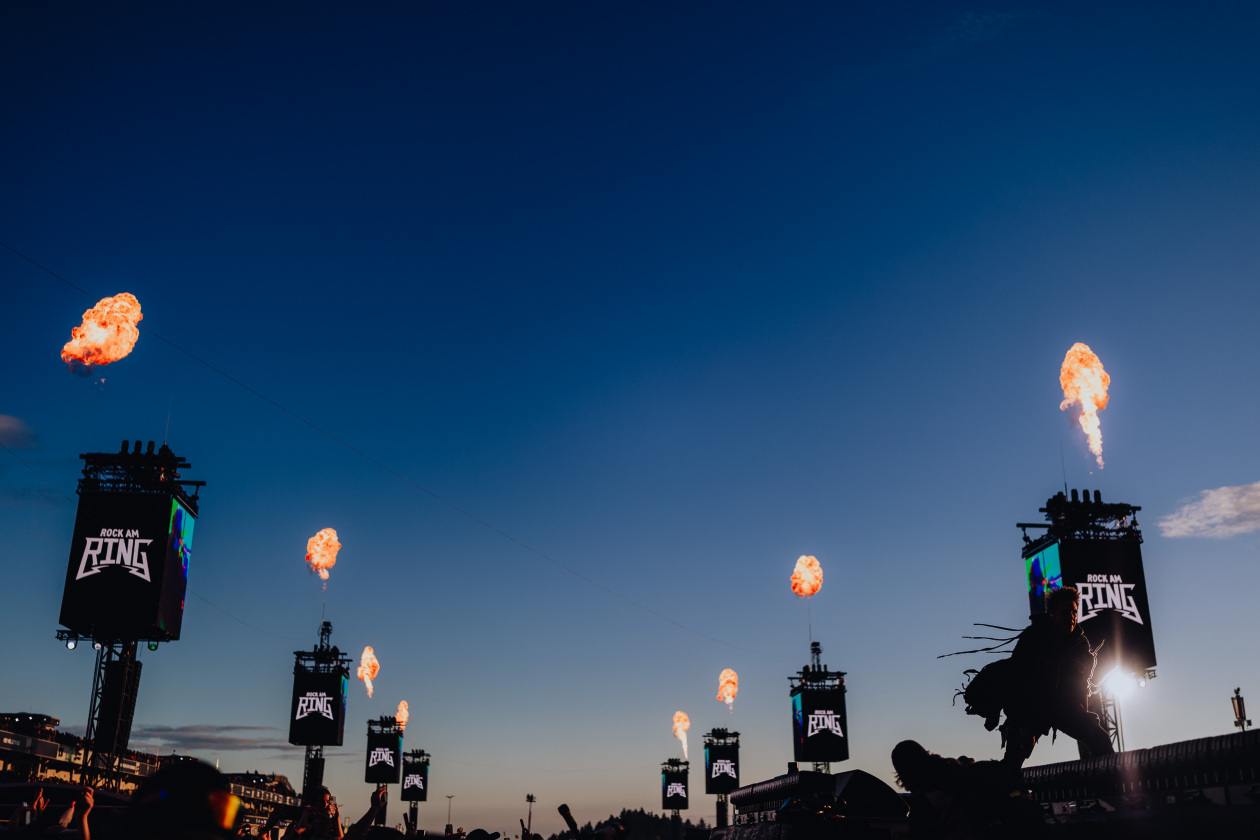 90.000 Fans und das Gelände ist brechend voll:  Volbeat, Electric Callboy, Papa Roach, Marteria, Within Temptation, Mastodon u.v.a. – Feuer von unten.