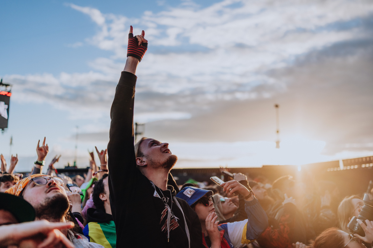 90.000 Fans und das Gelände ist brechend voll:  Volbeat, Electric Callboy, Papa Roach, Marteria, Within Temptation, Mastodon u.v.a. – Genießt die Sonne und Papa Roach.