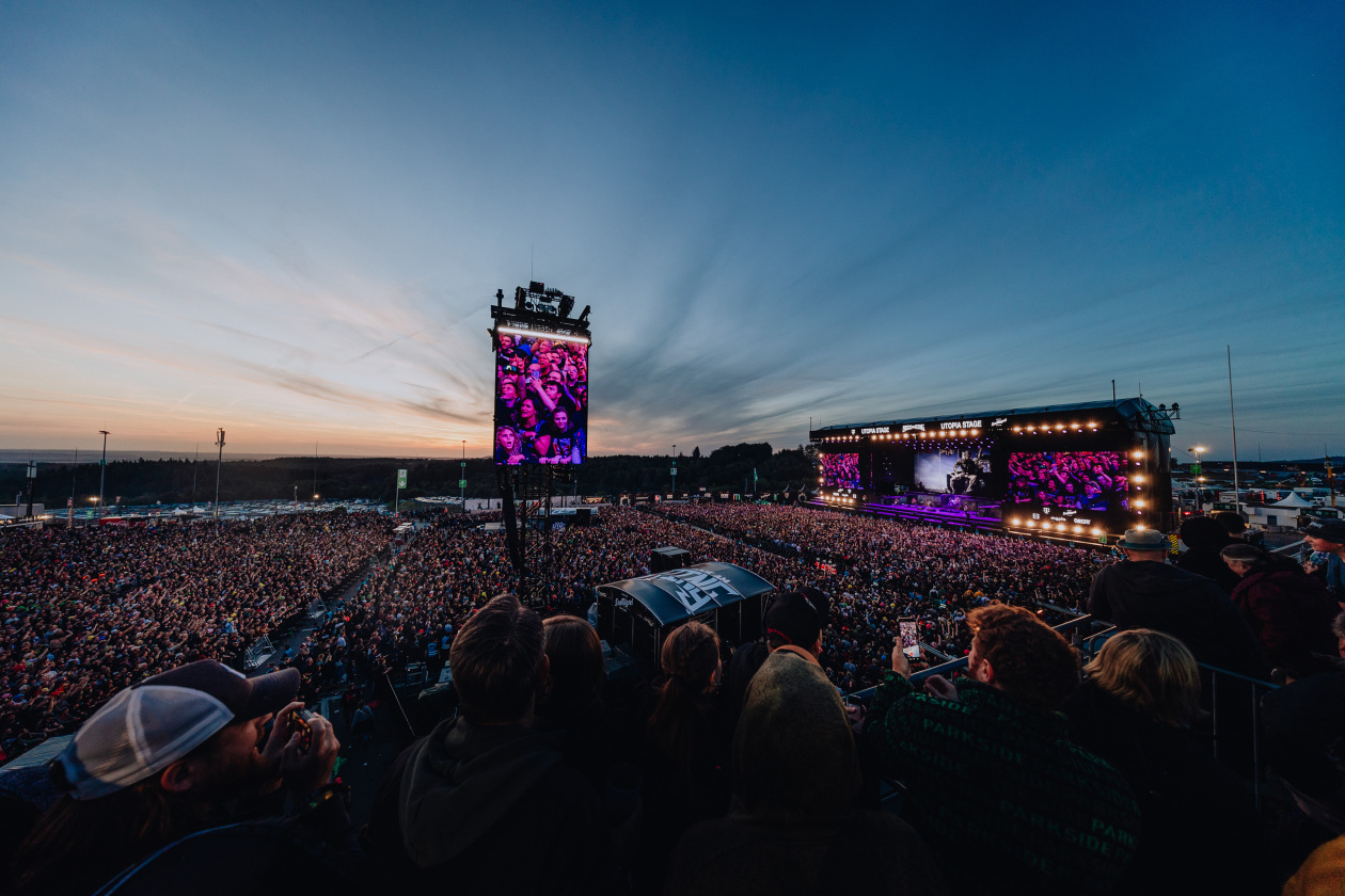 90.000 Fans und das Gelände ist brechend voll:  Volbeat, Electric Callboy, Papa Roach, Marteria, Within Temptation, Mastodon u.v.a. – Goodbye Rock am Ring 2026!