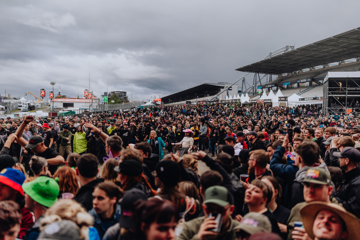 90.000 Fans und das Gelände ist brechend voll:  Volbeat, Electric Callboy, Papa Roach, Marteria, Within Temptation, Mastodon u.v.a. – Die Menge vor der Orbit Stage.