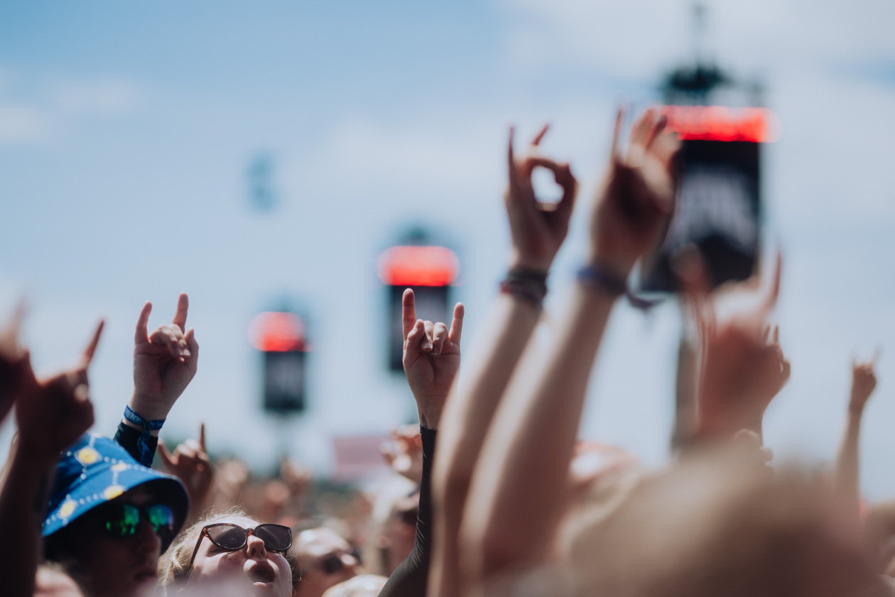 90.000 Fans und das Gelände ist brechend voll:  Volbeat, Electric Callboy, Papa Roach, Marteria, Within Temptation, Mastodon u.v.a. – Pommesgabel und alles ist ok.