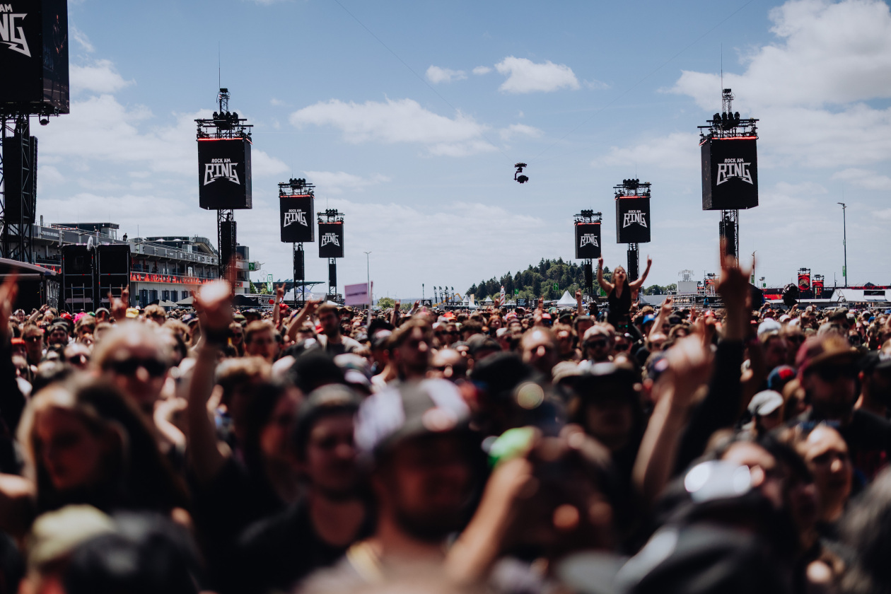 90.000 Fans und das Gelände ist brechend voll:  Volbeat, Electric Callboy, Papa Roach, Marteria, Within Temptation, Mastodon u.v.a. – Sommerfeeling.