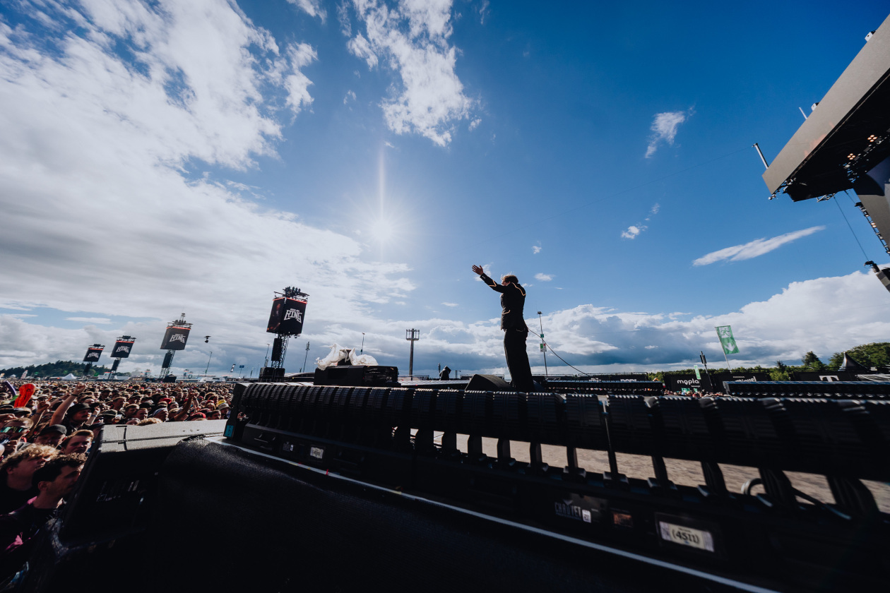 90.000 Fans und das Gelände ist brechend voll:  Volbeat, Electric Callboy, Papa Roach, Marteria, Within Temptation, Mastodon u.v.a. – The Hives.