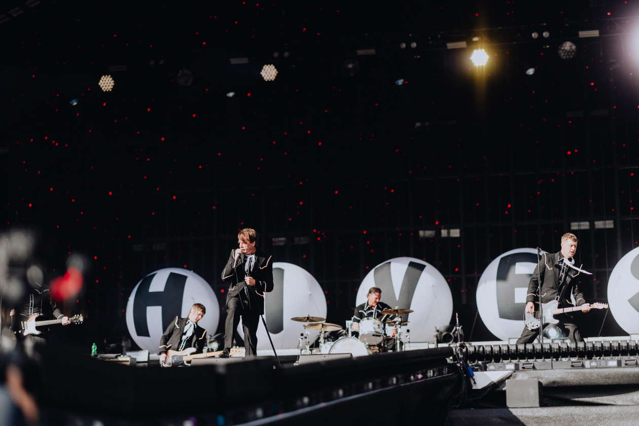 90.000 Fans und das Gelände ist brechend voll:  Volbeat, Electric Callboy, Papa Roach, Marteria, Within Temptation, Mastodon u.v.a. – The Hives.