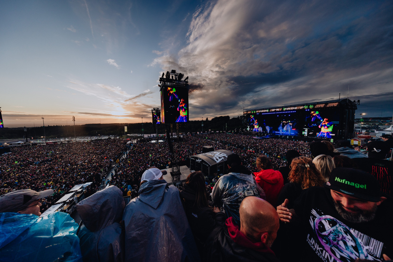 90.000 Fans und das Gelände ist brechend voll:  Volbeat, Electric Callboy, Papa Roach, Marteria, Within Temptation, Mastodon u.v.a. – Das Wetter wird etwas besser. 