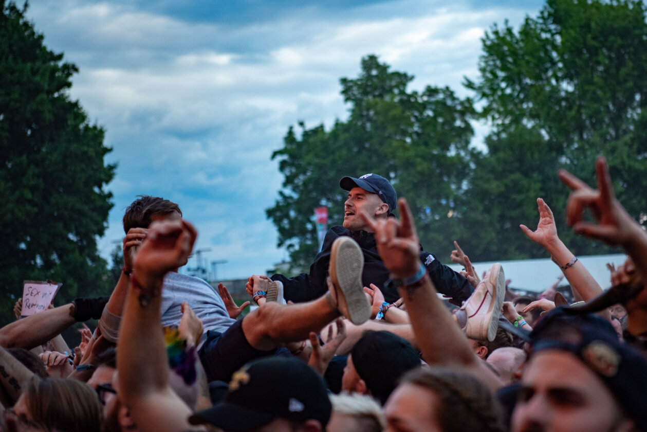 Endlich wieder! 75.000 Fans rockten mit Beatsteaks, Mastodon, Weezer, Bullet For My Valentine, Måneskin - und natürlich Scooter. – Crowdsurfing.