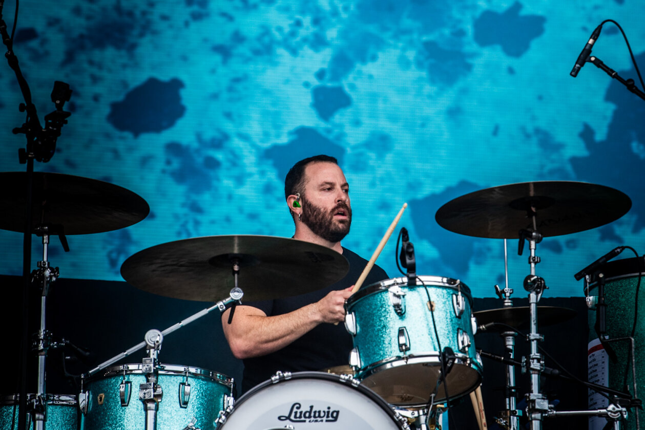 Endlich wieder! 75.000 Fans rockten mit Beatsteaks, Mastodon, Weezer, Bullet For My Valentine, Måneskin - und natürlich Scooter. – Der Ersatzdrummer von Weezer.