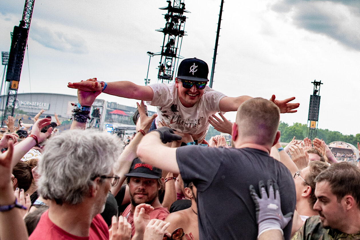 Endlich wieder! 75.000 Fans rockten mit Beatsteaks, Mastodon, Weezer, Bullet For My Valentine, Måneskin - und natürlich Scooter. – Noch ein Crowdsurfer.