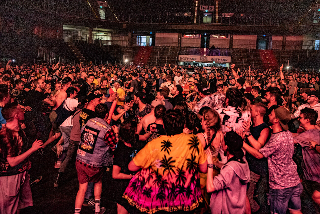 Endlich wieder! 75.000 Fans rockten mit Beatsteaks, Mastodon, Weezer, Bullet For My Valentine, Måneskin - und natürlich Scooter. – Wall of Death.