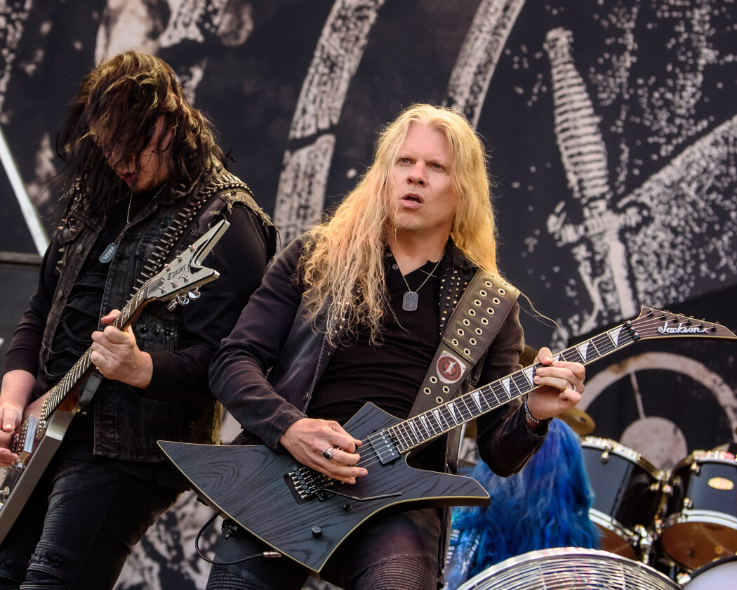 Strahlender Sonnenschein und 70.000 Parkrocker:innen feiern eine heiße Party mit Evanescence, Tenacious D, Kings Of Leon u.v.a. – Arch Enemy.