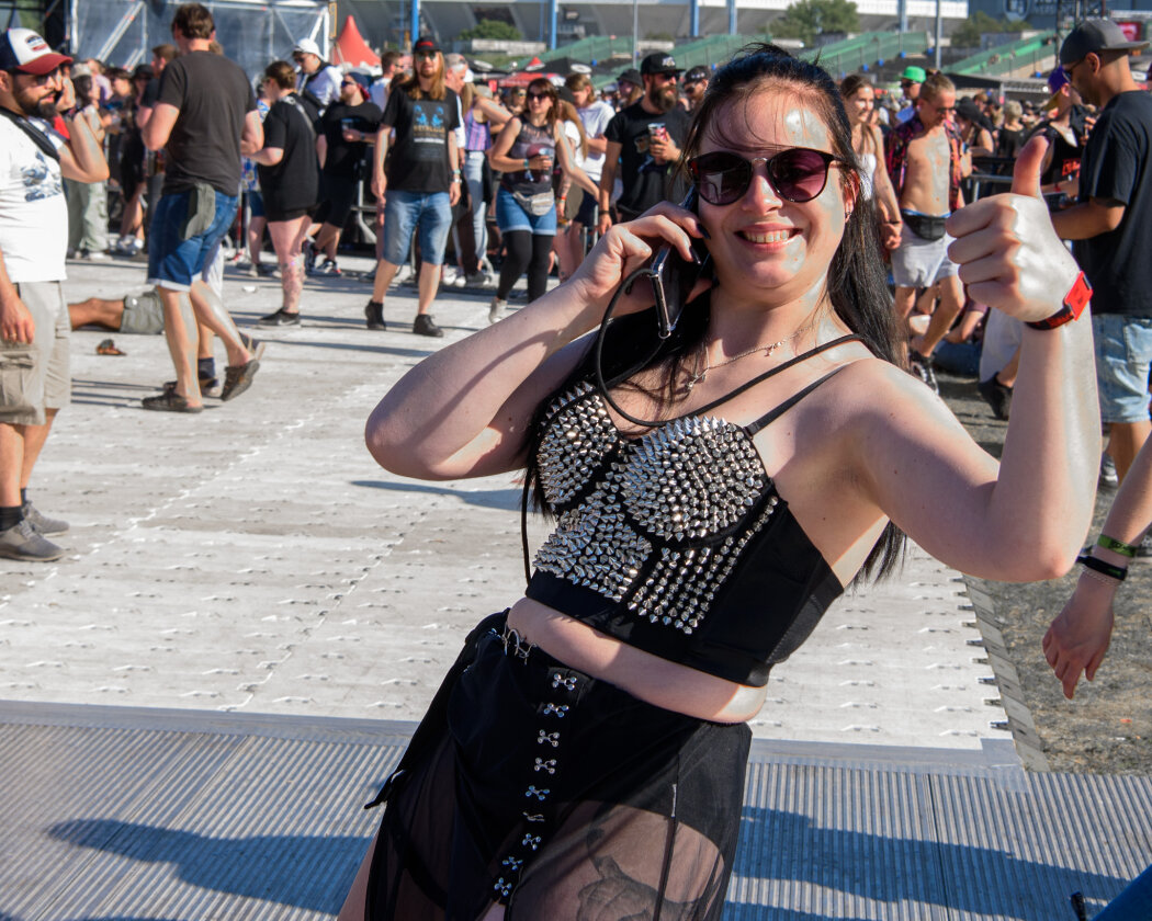 Strahlender Sonnenschein und 70.000 Parkrocker:innen feiern eine heiße Party mit Evanescence, Tenacious D, Kings Of Leon u.v.a. – Bananaphone.