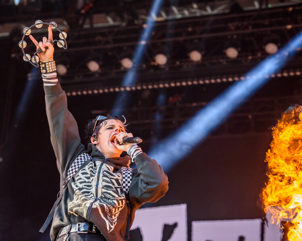 Strahlender Sonnenschein und 70.000 Parkrocker:innen feiern eine heiße Party mit Evanescence, Tenacious D, Kings Of Leon u.v.a. – Bisschen Feuer darf sein.