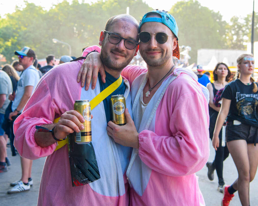 Strahlender Sonnenschein und 70.000 Parkrocker:innen feiern eine heiße Party mit Evanescence, Tenacious D, Kings Of Leon u.v.a. – Bunnies.