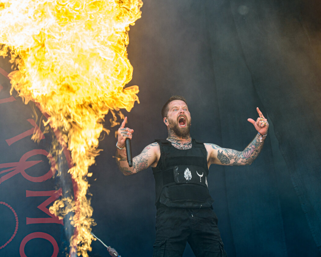 Strahlender Sonnenschein und 70.000 Parkrocker:innen feiern eine heiße Party mit Evanescence, Tenacious D, Kings Of Leon u.v.a. – Bury Tomorrow.