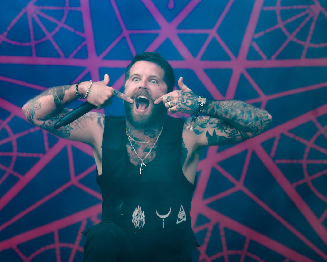 Strahlender Sonnenschein und 70.000 Parkrocker:innen feiern eine heiße Party mit Evanescence, Tenacious D, Kings Of Leon u.v.a. – Bury Tomorrow.