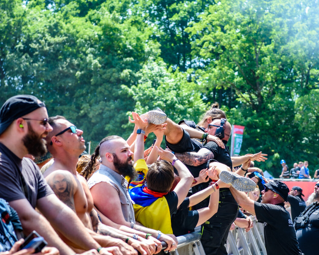 Strahlender Sonnenschein und 70.000 Parkrocker:innen feiern eine heiße Party mit Evanescence, Tenacious D, Kings Of Leon u.v.a. – Crowdsurfer.