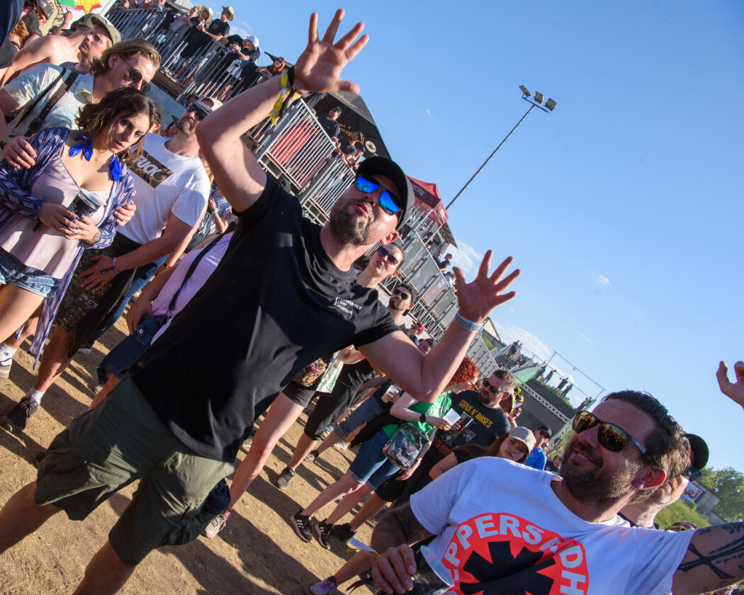 Strahlender Sonnenschein und 70.000 Parkrocker:innen feiern eine heiße Party mit Evanescence, Tenacious D, Kings Of Leon u.v.a. – Dancing in the sunlight.