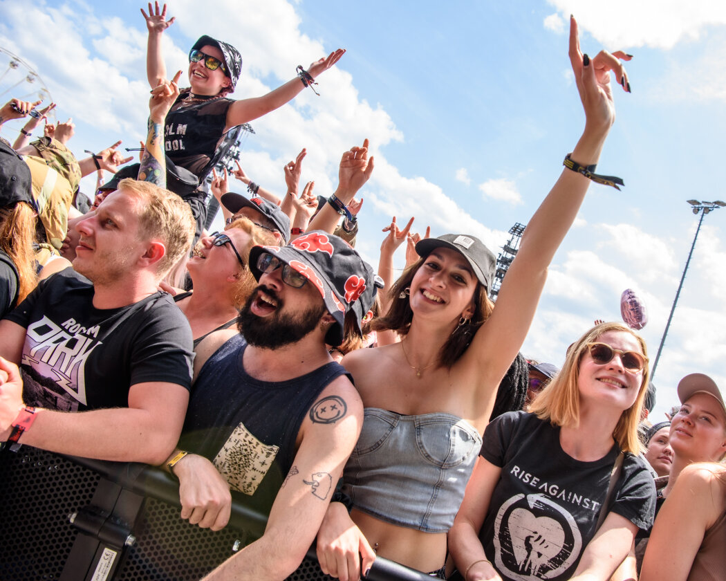 Strahlender Sonnenschein und 70.000 Parkrocker:innen feiern eine heiße Party mit Evanescence, Tenacious D, Kings Of Leon u.v.a. – Fans.