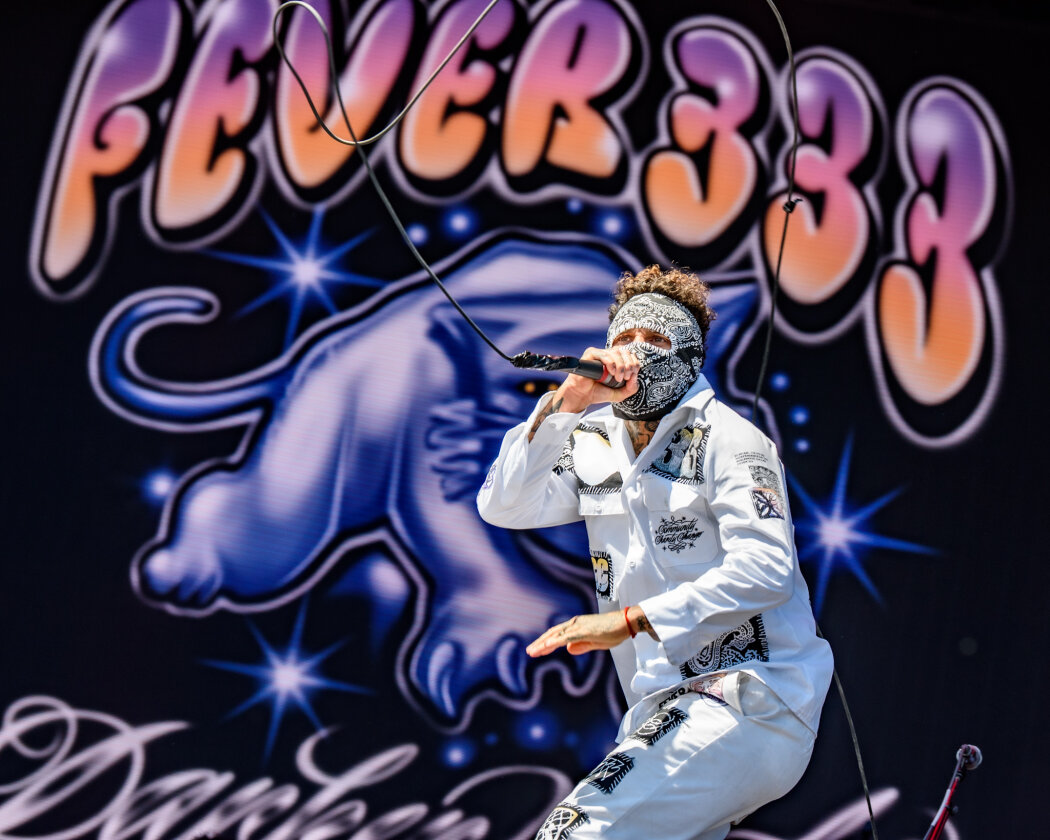 Strahlender Sonnenschein und 70.000 Parkrocker:innen feiern eine heiße Party mit Evanescence, Tenacious D, Kings Of Leon u.v.a. – Fever 333.