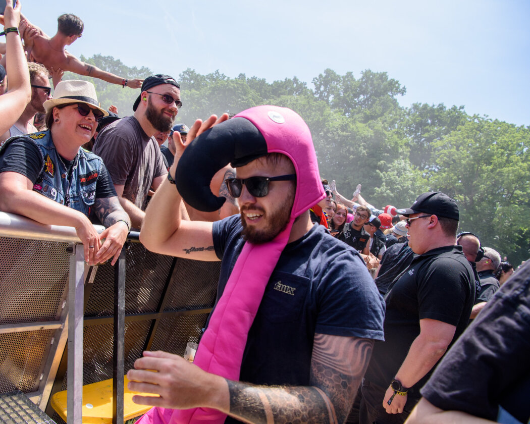 Strahlender Sonnenschein und 70.000 Parkrocker:innen feiern eine heiße Party mit Evanescence, Tenacious D, Kings Of Leon u.v.a. – Ein Flamingo.