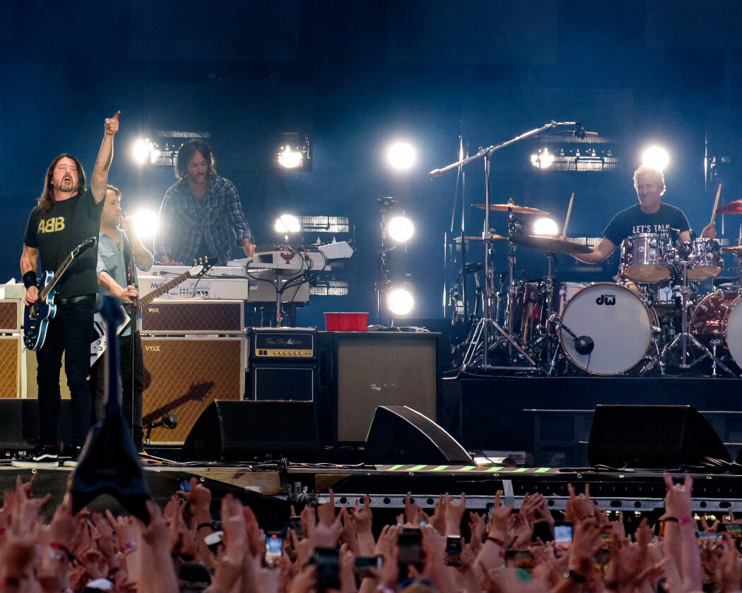 Strahlender Sonnenschein und 70.000 Parkrocker:innen feiern eine heiße Party mit Evanescence, Tenacious D, Kings Of Leon u.v.a. – Foo Fighters.