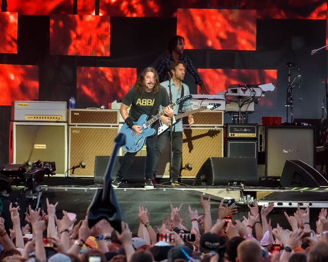 Strahlender Sonnenschein und 70.000 Parkrocker:innen feiern eine heiße Party mit Evanescence, Tenacious D, Kings Of Leon u.v.a. – Foo Fighters.
