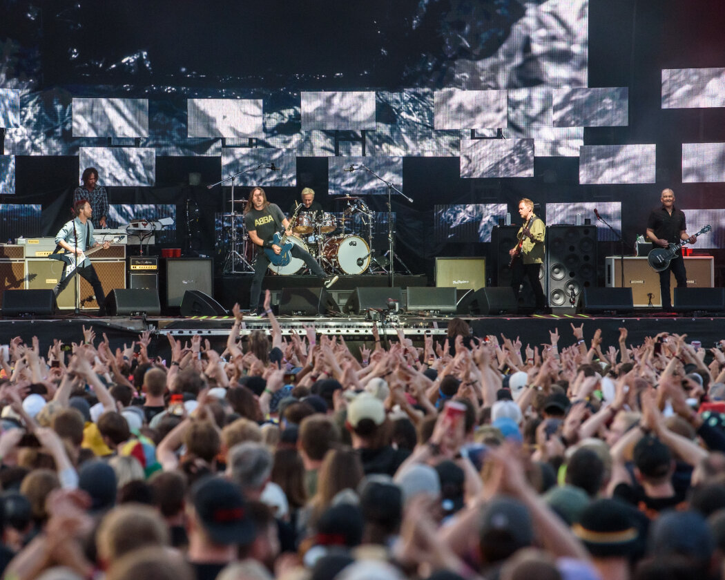 Strahlender Sonnenschein und 70.000 Parkrocker:innen feiern eine heiße Party mit Evanescence, Tenacious D, Kings Of Leon u.v.a. – Foo Fighters.
