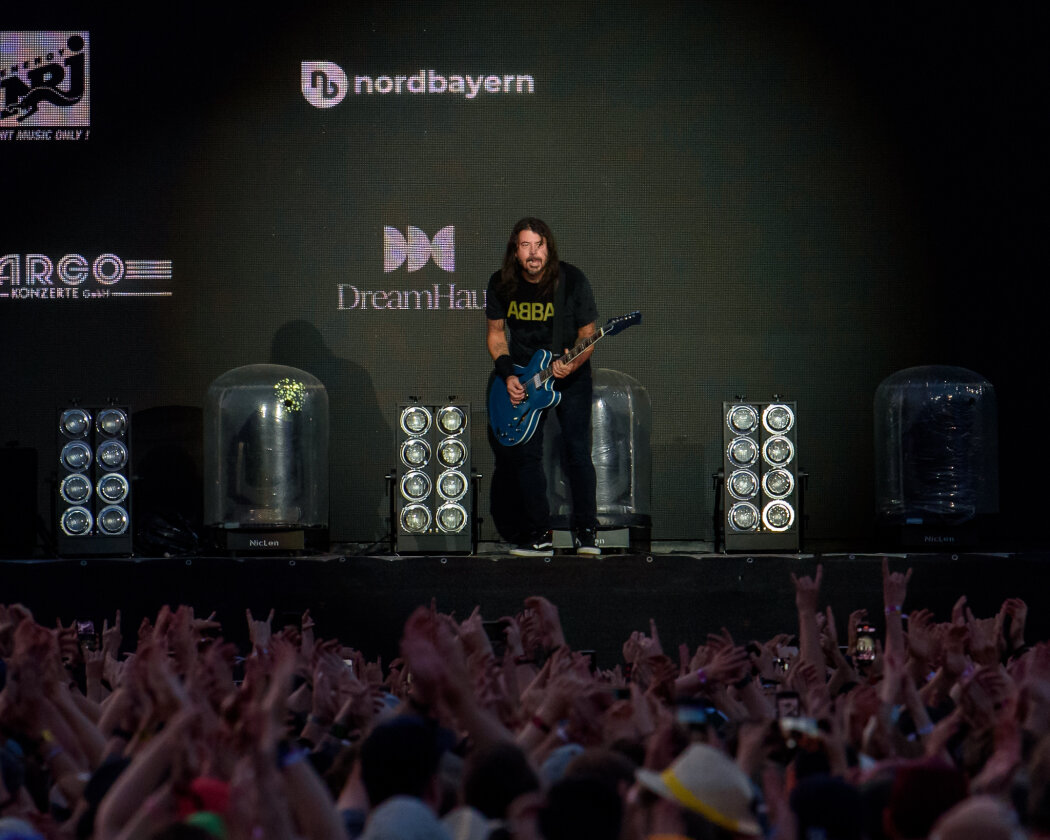 Strahlender Sonnenschein und 70.000 Parkrocker:innen feiern eine heiße Party mit Evanescence, Tenacious D, Kings Of Leon u.v.a. – Foo Fighters.