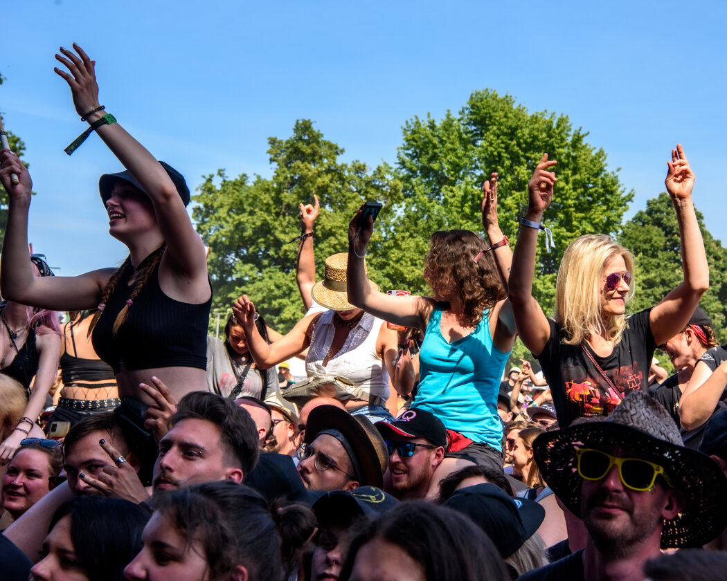 Strahlender Sonnenschein und 70.000 Parkrocker:innen feiern eine heiße Party mit Evanescence, Tenacious D, Kings Of Leon u.v.a. – Happy girls.