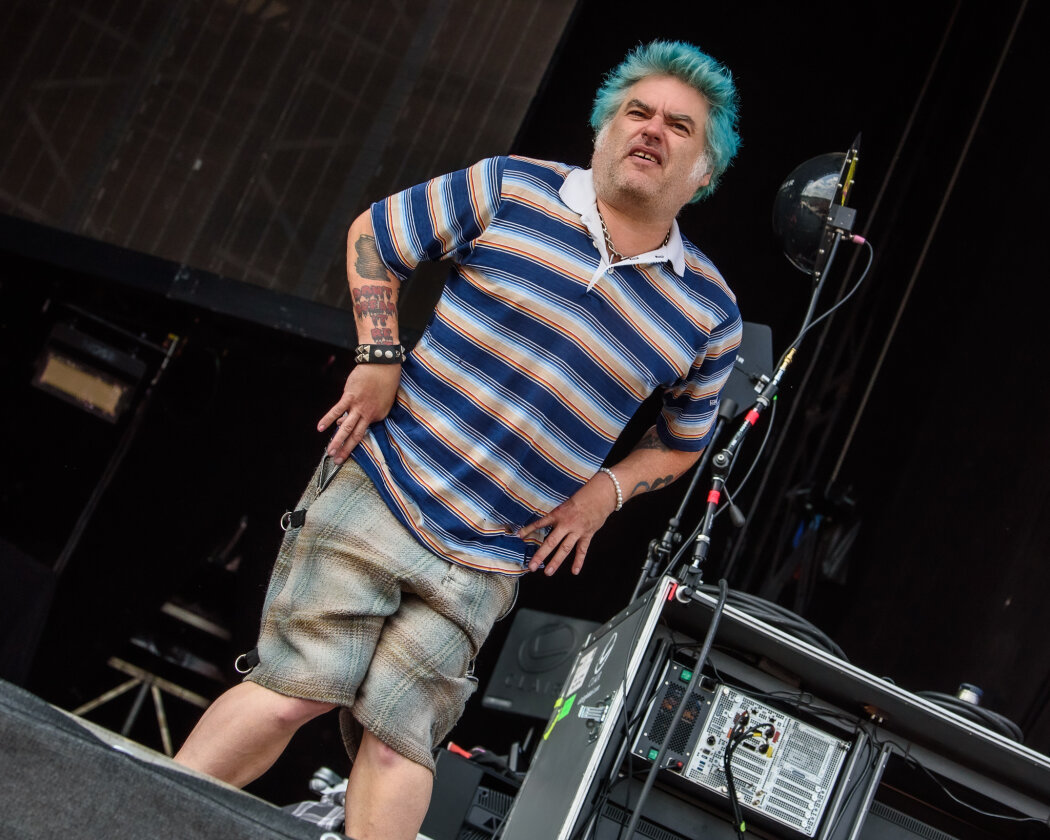 Strahlender Sonnenschein und 70.000 Parkrocker:innen feiern eine heiße Party mit Evanescence, Tenacious D, Kings Of Leon u.v.a. – Hier wird time warp getanzt!